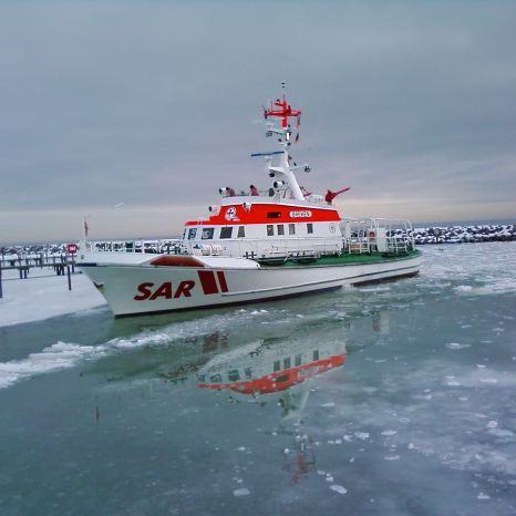 Rettungsboot auf eisbedecktem Wasser mit grauem Himmel