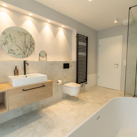 Modernes Badezimmer mit Waschtisch, hängendem WC, Badewanne und bodenebener Dusche
