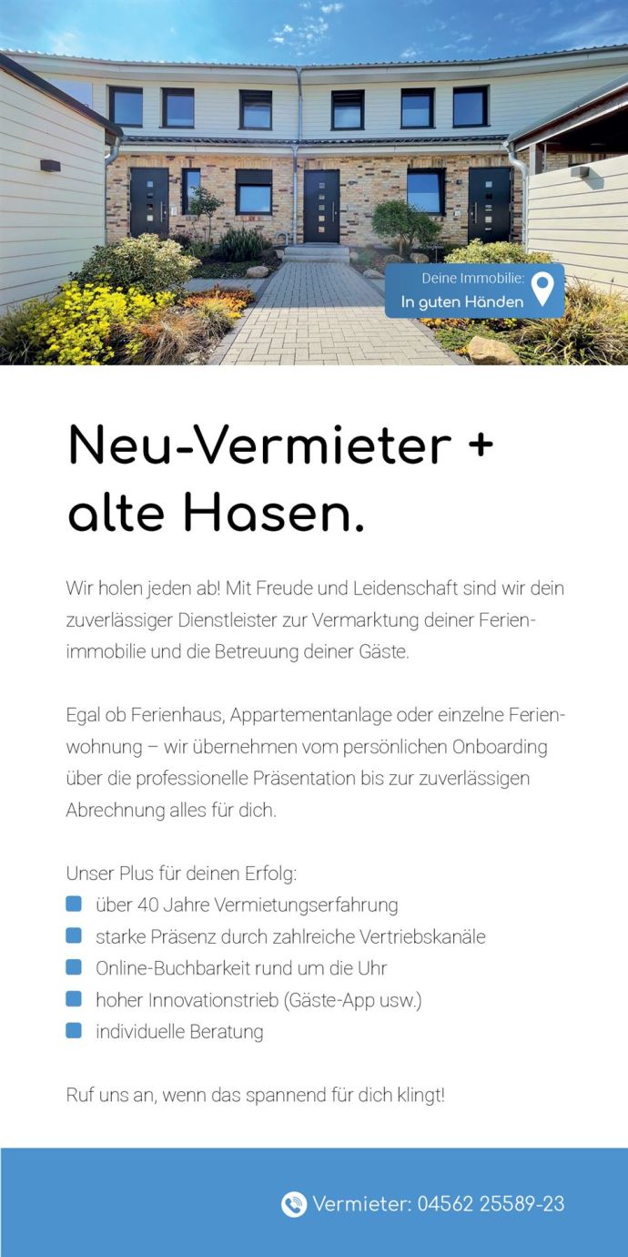 Moderner Reihenhaus-Eingang mit Text zur Vermietung von Ferienimmobilien